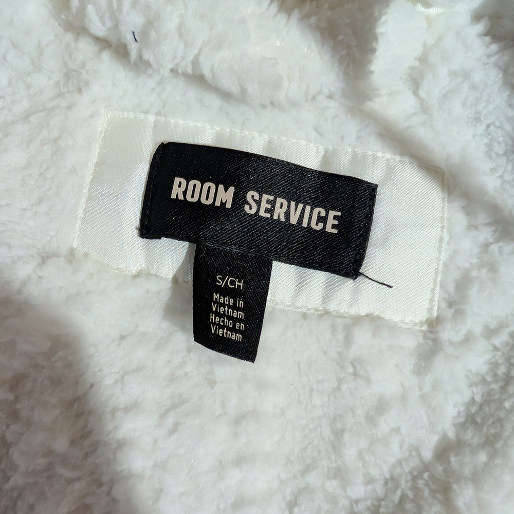 Plush White Bathrobe for Ultimate Comfort - Picture 2 of 2